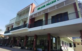 Urbanview Hotel Grand Palem near Alun Alun Batu