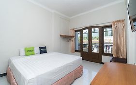Urbanview Hotel Grand Palem near Alun Alun Batu